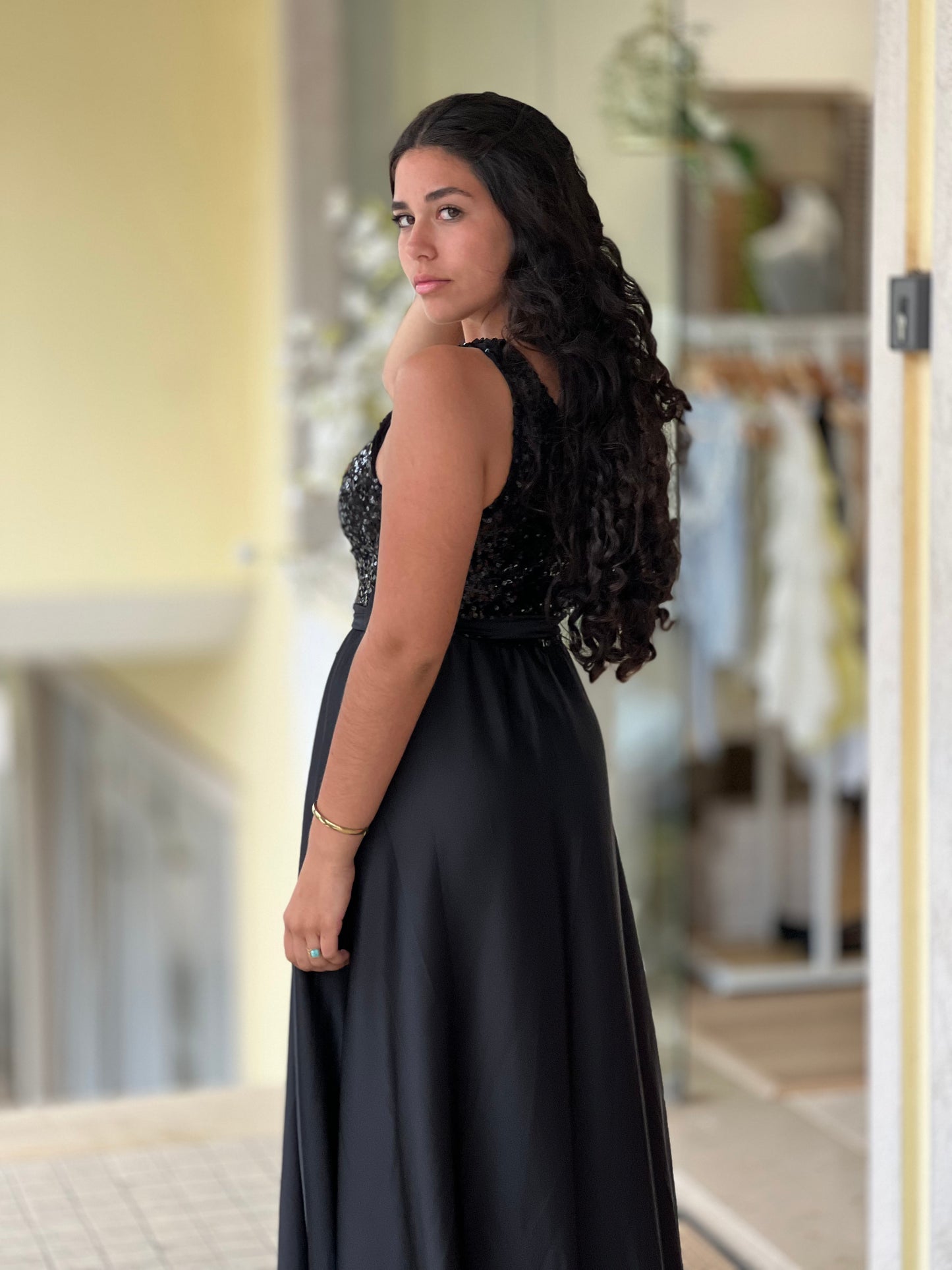Vestido longo preto com lantejoulas