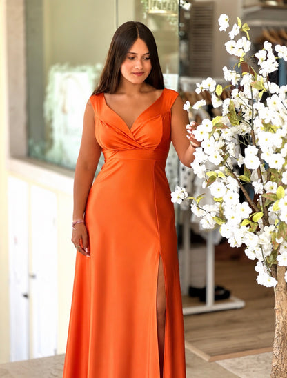 Vestido de cetim com abertura na lateral