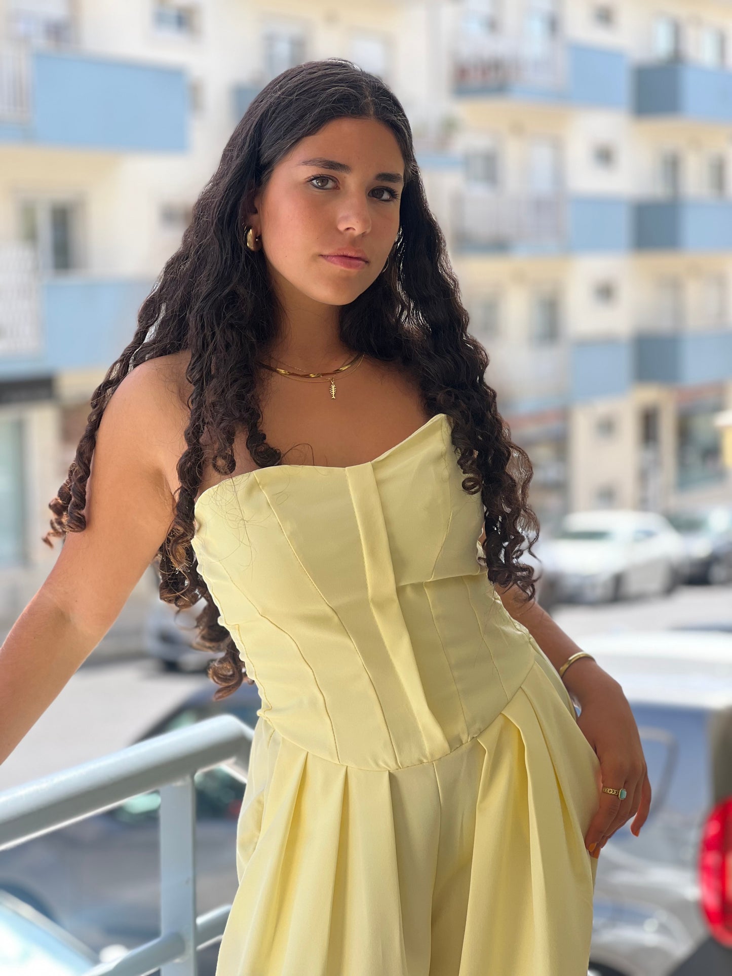 Macacão elegante amarelo pastel