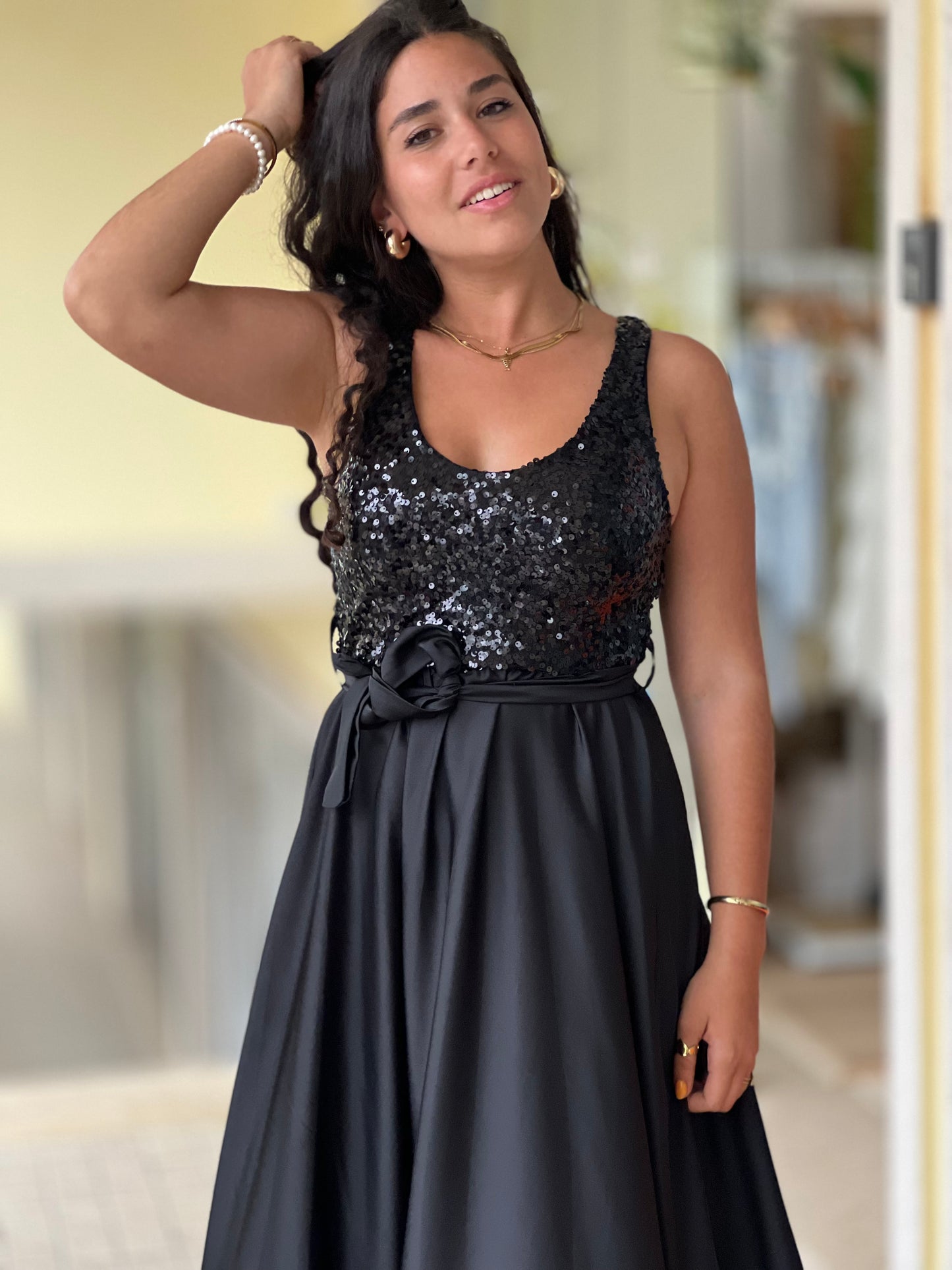 Vestido longo preto com lantejoulas