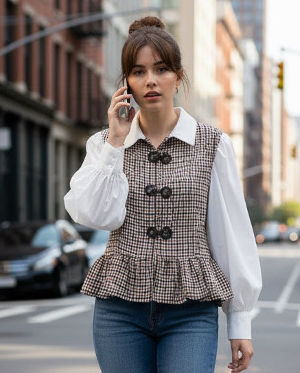 Camisa Xadrez com Gola Branca e Detalhes Vintage