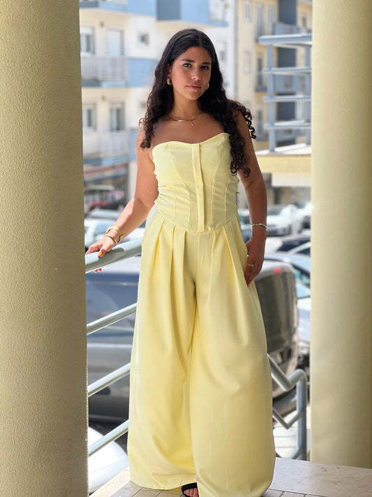Macacão elegante amarelo pastel