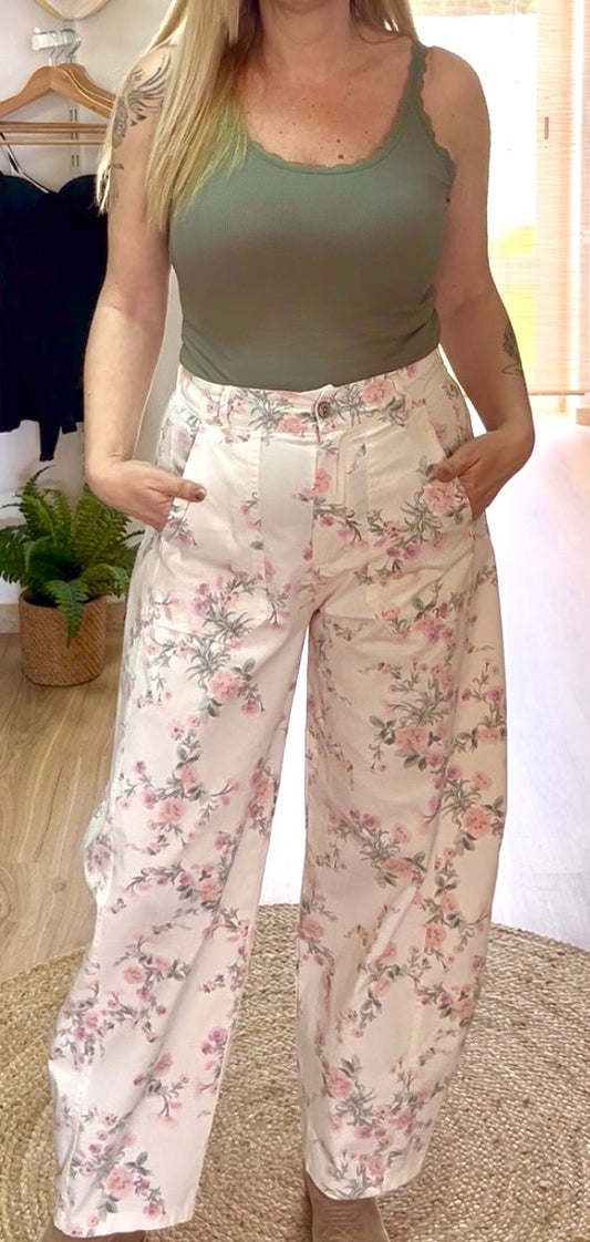 Calça floral modelo balon