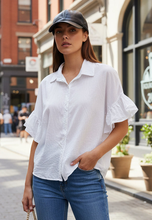 Camisa branca oversized com folhos nas mangas.