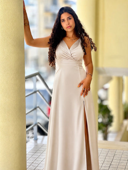 Vestido de cetim com abertura na lateral