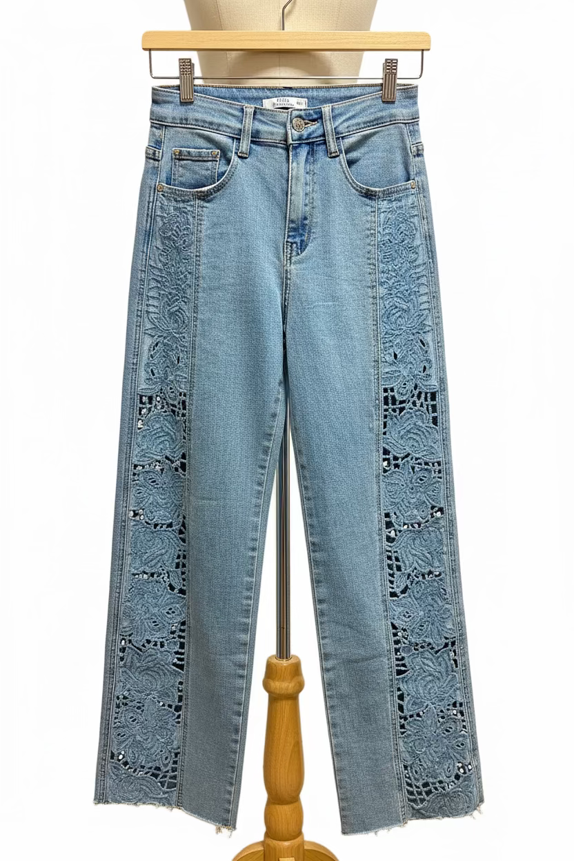 Calça de ganga com renda